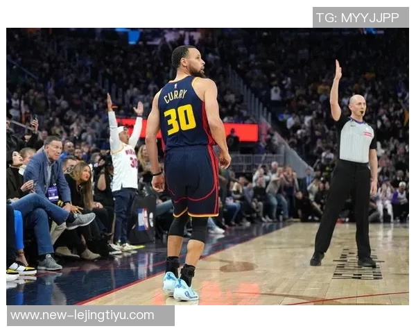 四年前的今天库里三分球超越雷阿伦成为NBA历史三分王的辉煌时刻